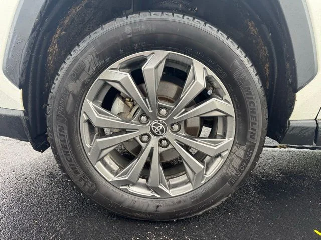 Used 2022 White Toyota XLE Premium image 11