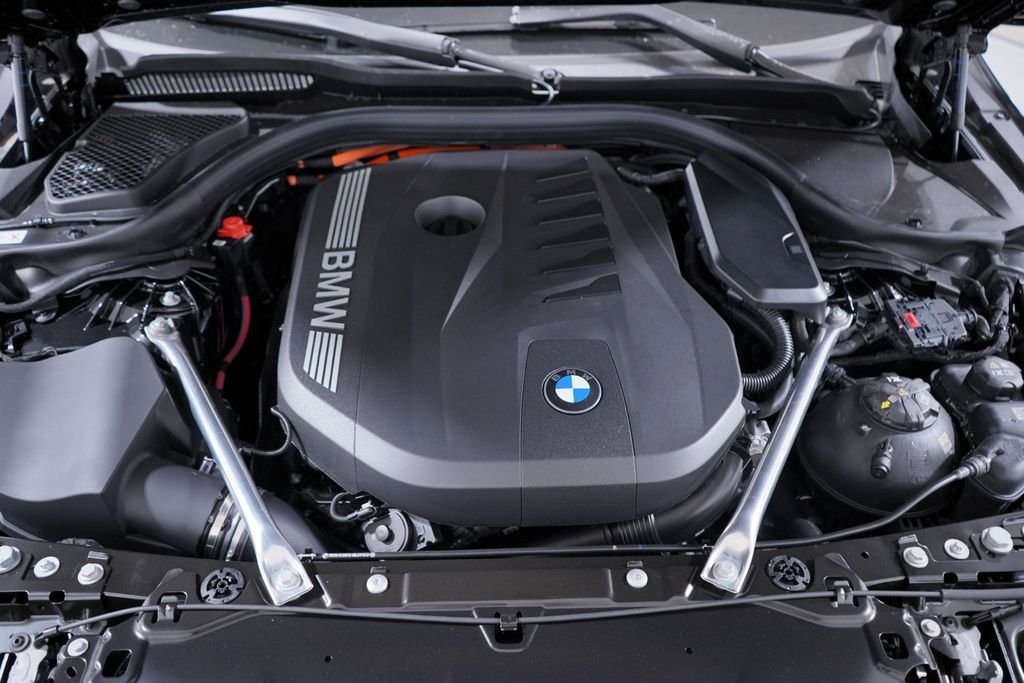 New 2027 Black Sapphire Metallic BMW 550e xDrive image 18