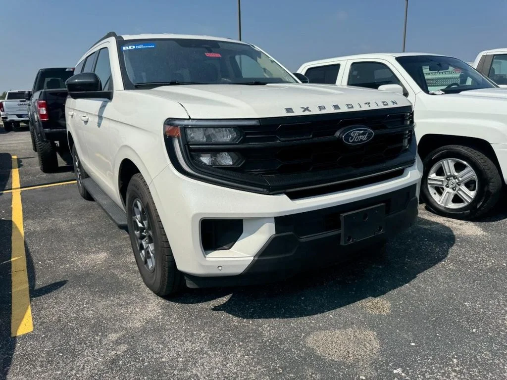 Used 2025 Oxford White Ford Active image 2