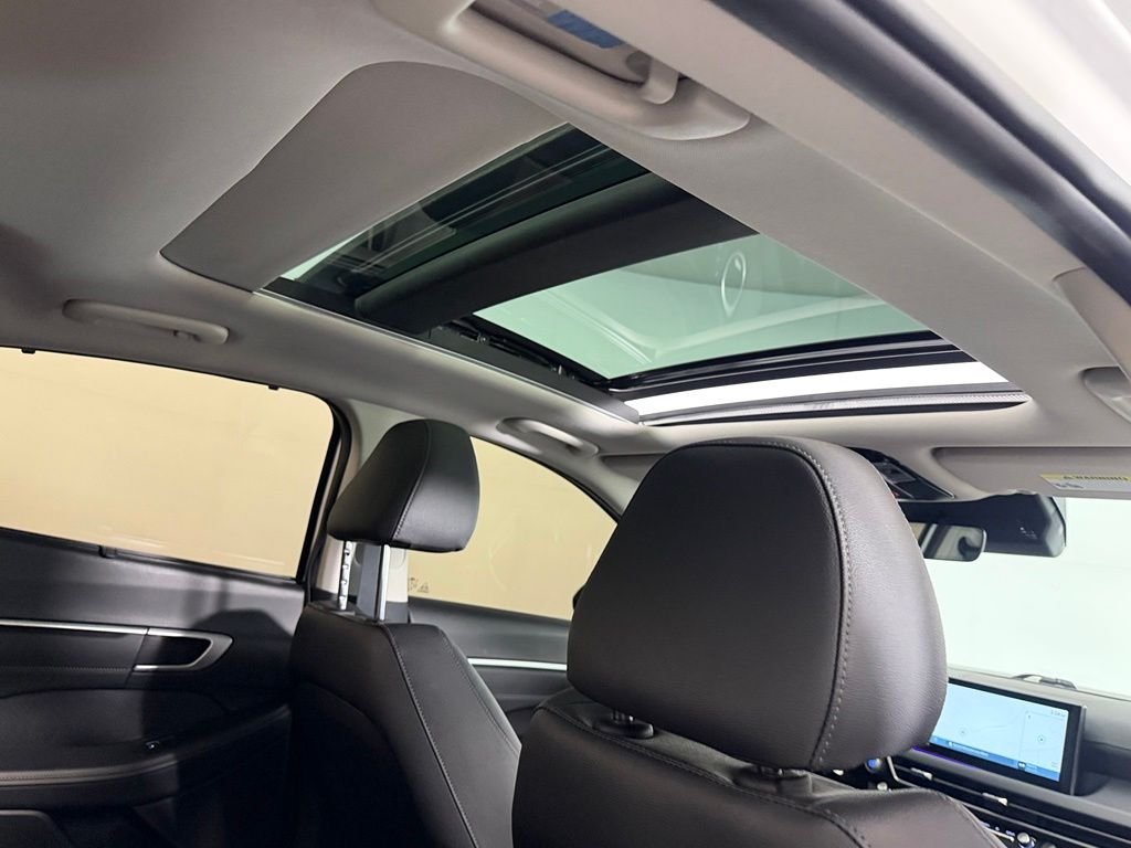 Used 2025 White Hyundai Limited image 15