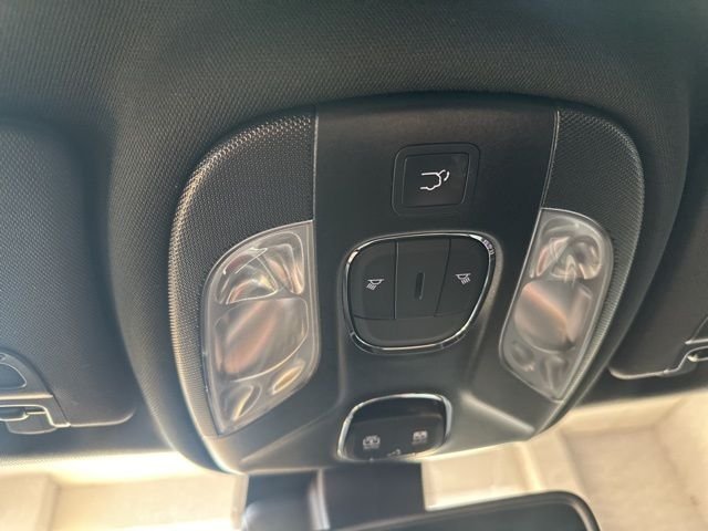 New 2026 Diamond Black Crystal Pearlcoat Jeep Latitude image 24