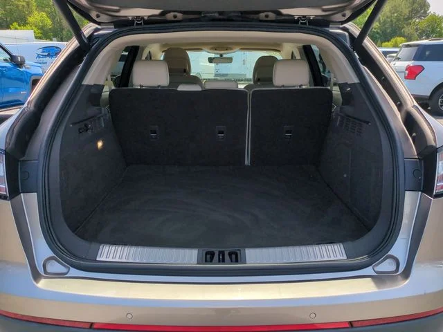 Used 2019 Brown Lincoln Select image 23