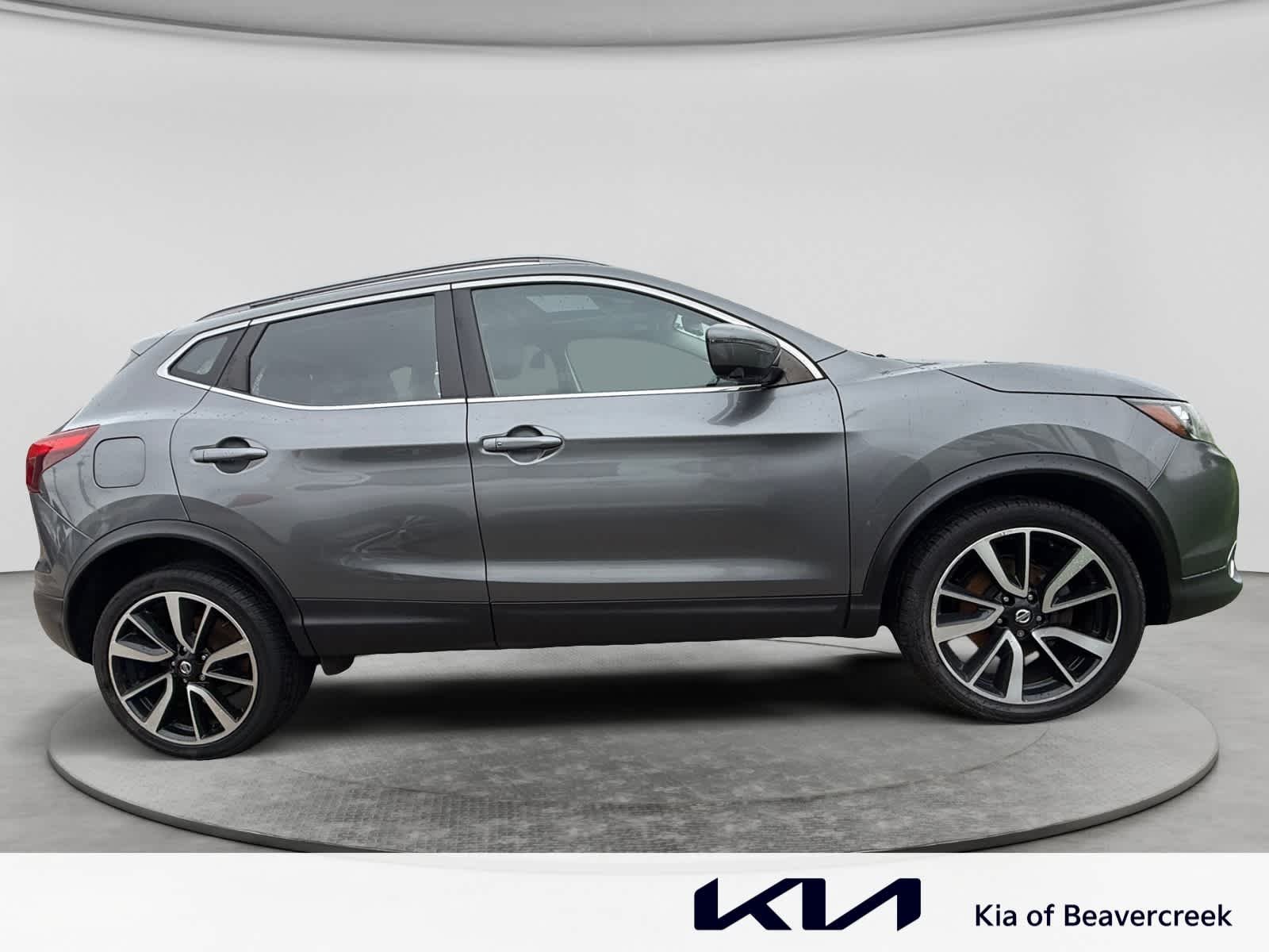 Used 2017 Gun Metallic Nissan SL image 4