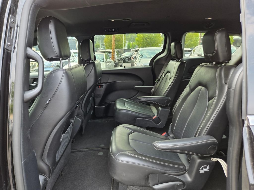 Used 2025 Diamond Black Crystal Pearlcoat Chrysler Select image 16