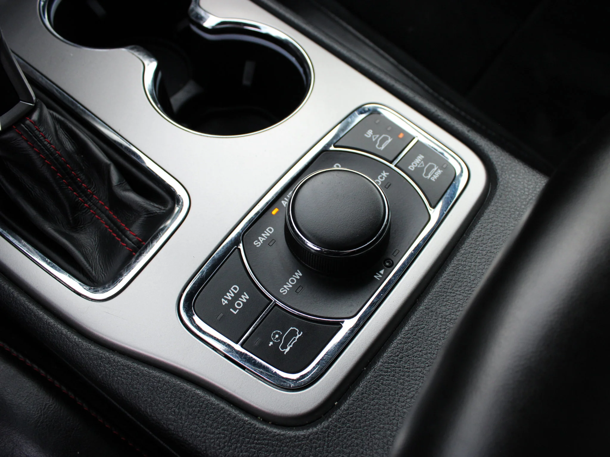 Used 2018 Red Jeep Trailhawk * V6 | Winter Tires | Heated/Vented Seats | Apple CarPlay | Navigation image 27