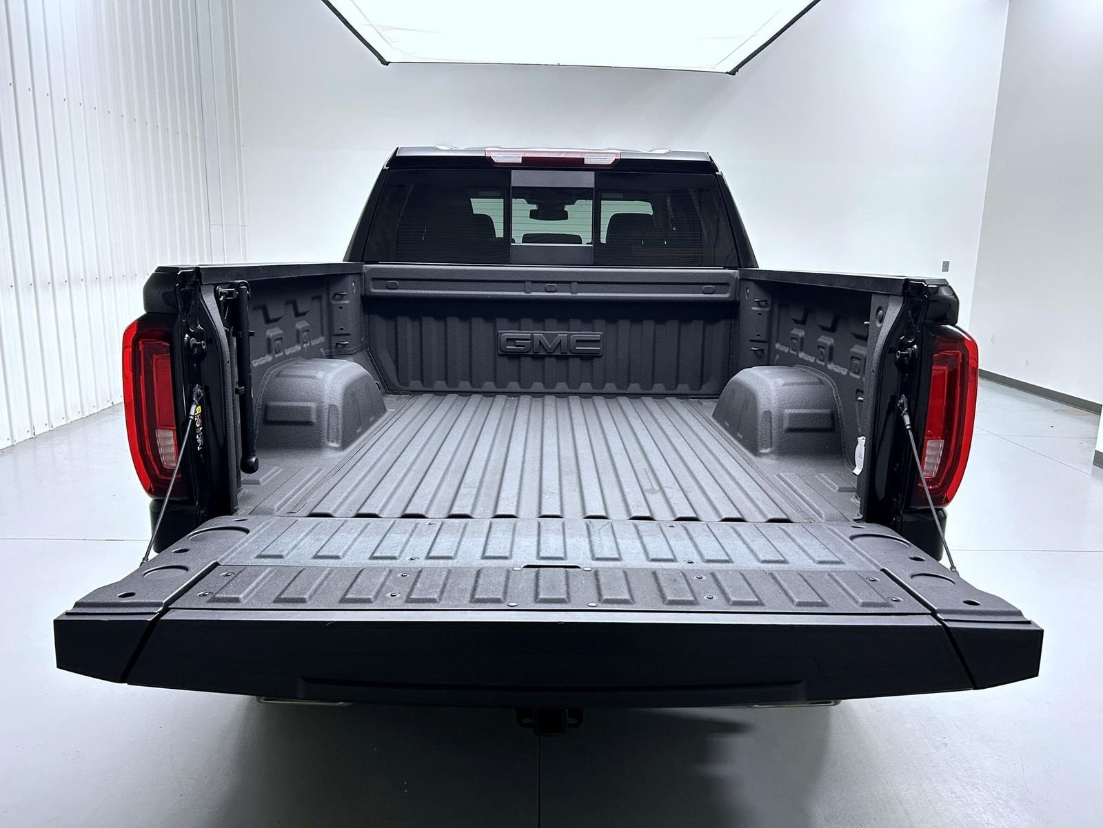 Used 2024 Black GMC SLT image 21