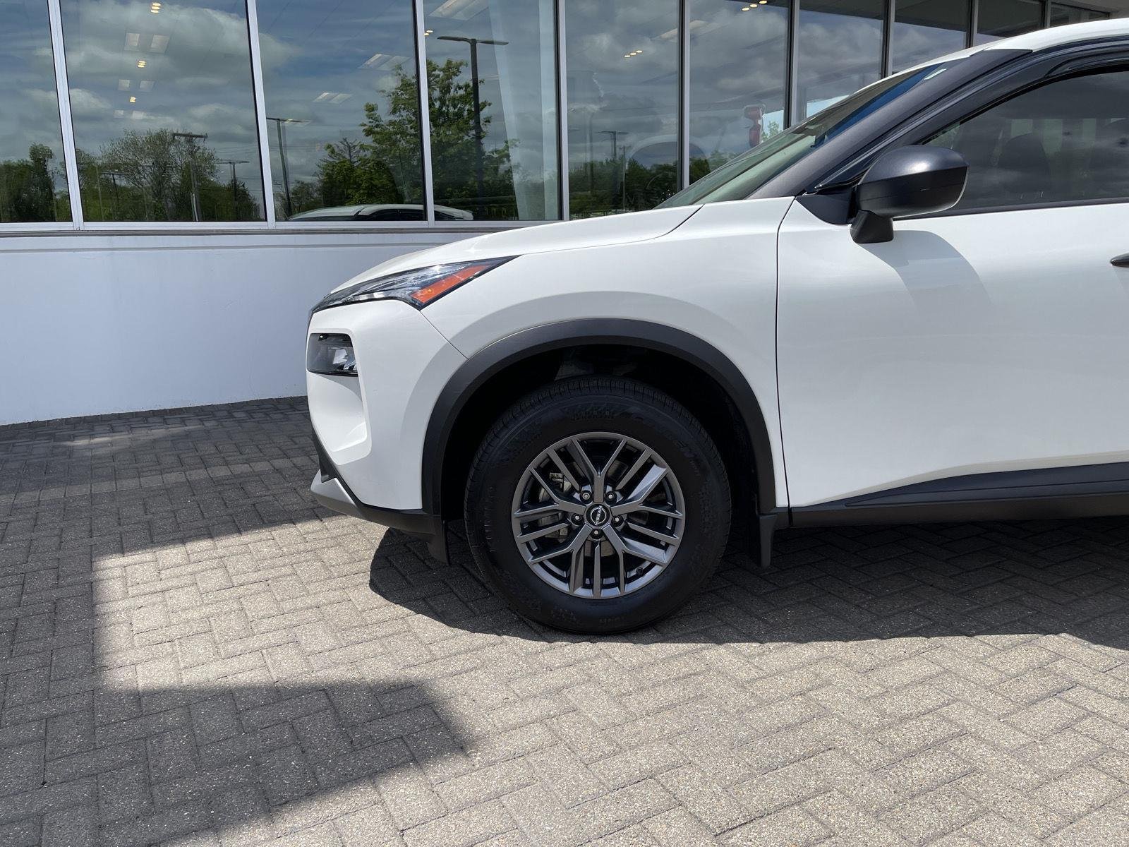 Used 2023 Glacier White Nissan S image 9