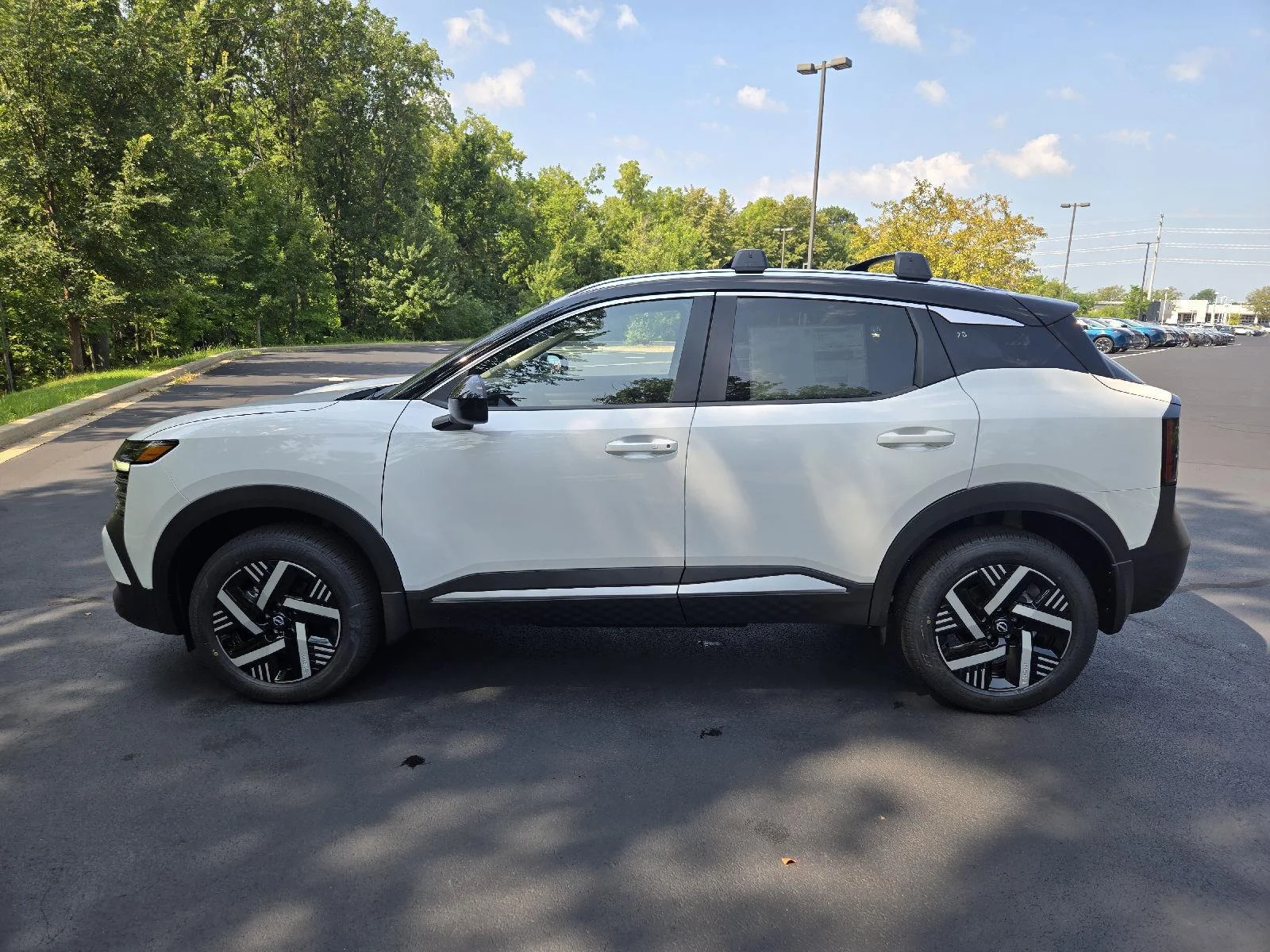 New 2026 Aspen White Tricoat/Super Black Nissan SV image 5
