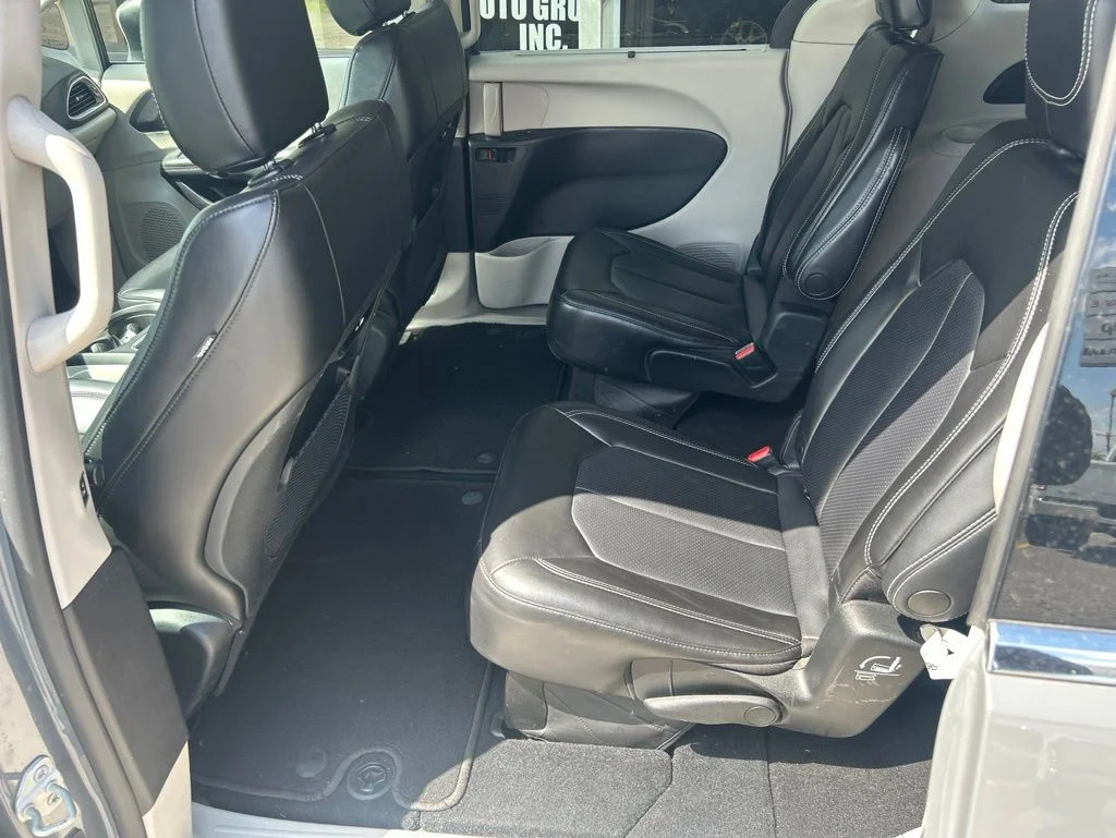 Used 2023 White Chrysler Touring L image 11