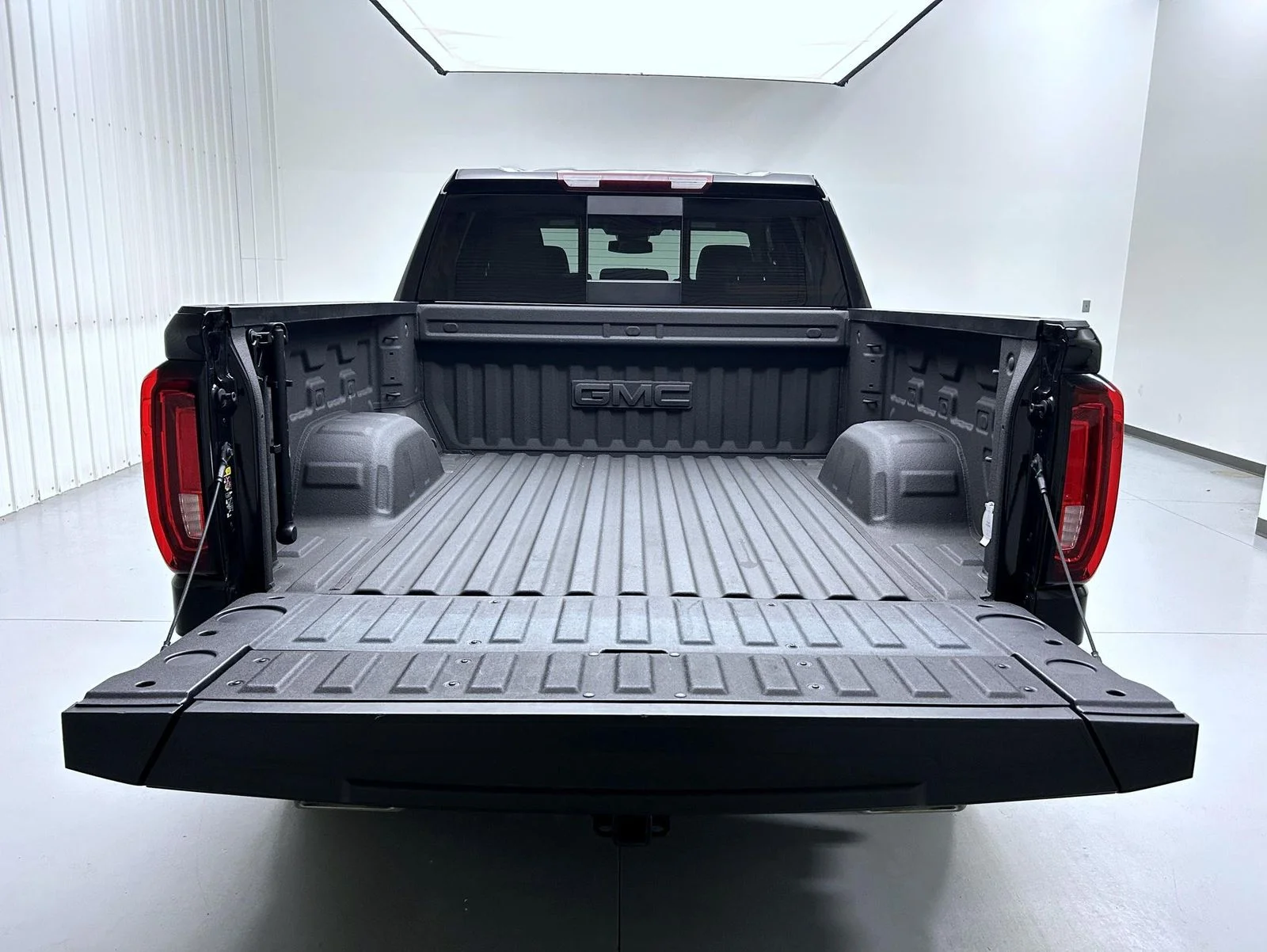 Used 2024 Black GMC SLT image 21