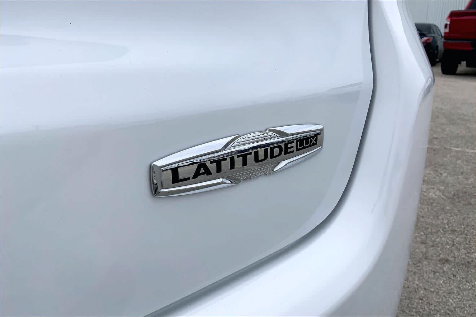 Used 2024 Bright White Clearcoat Jeep Latitude Lux image 10