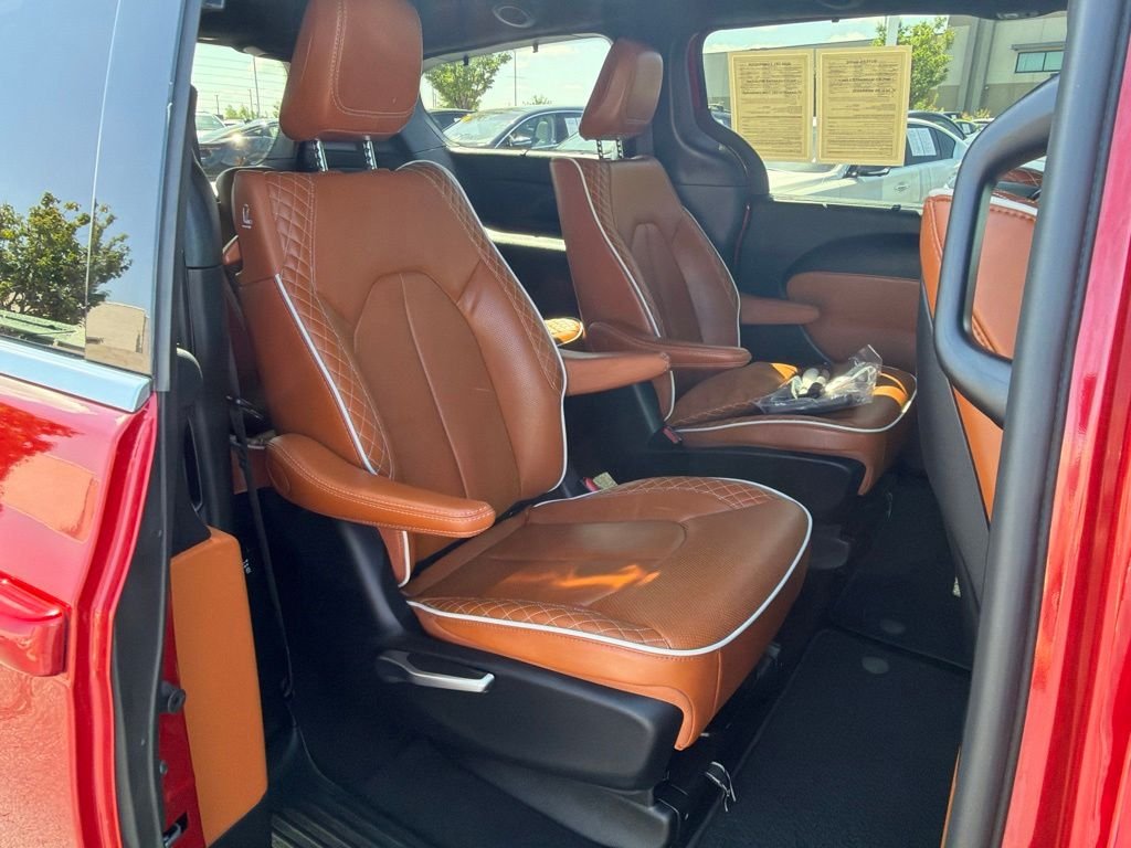 Used 2025 Red Chrysler Pinnacle image 19