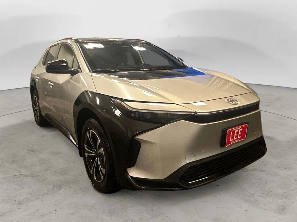 Used 2023 Elemental Silver Toyota XLE image 7