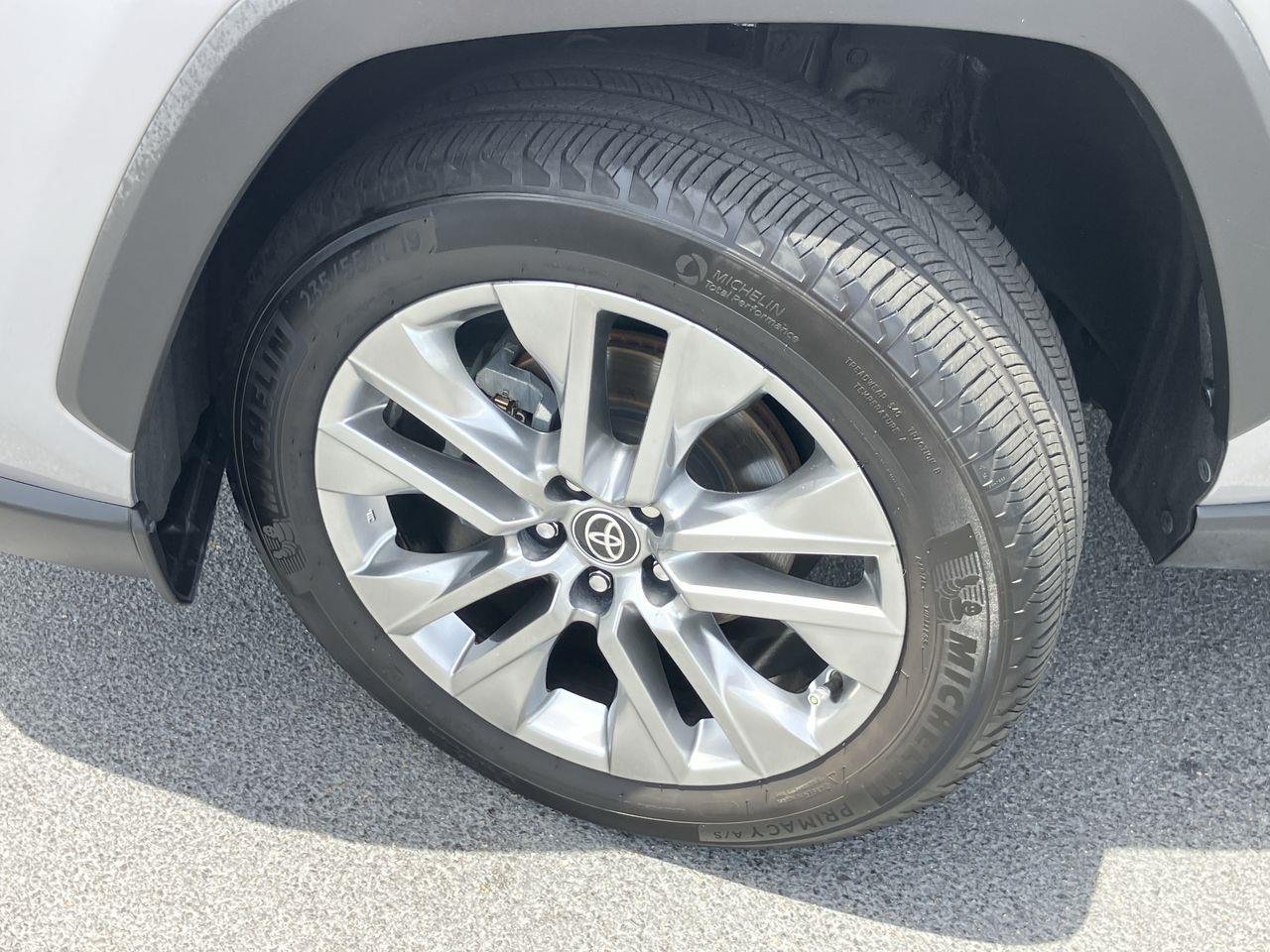 Used 2023 Silver (Silver Sky Metallic) Toyota XLE Premium AWD image 9
