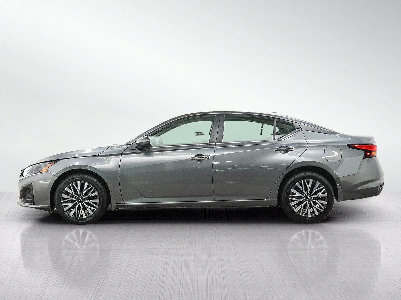 Used 2023 Nissan Altima SV with VIN 1N4BL4DW8PN404091 for sale in Burnsville, Minnesota