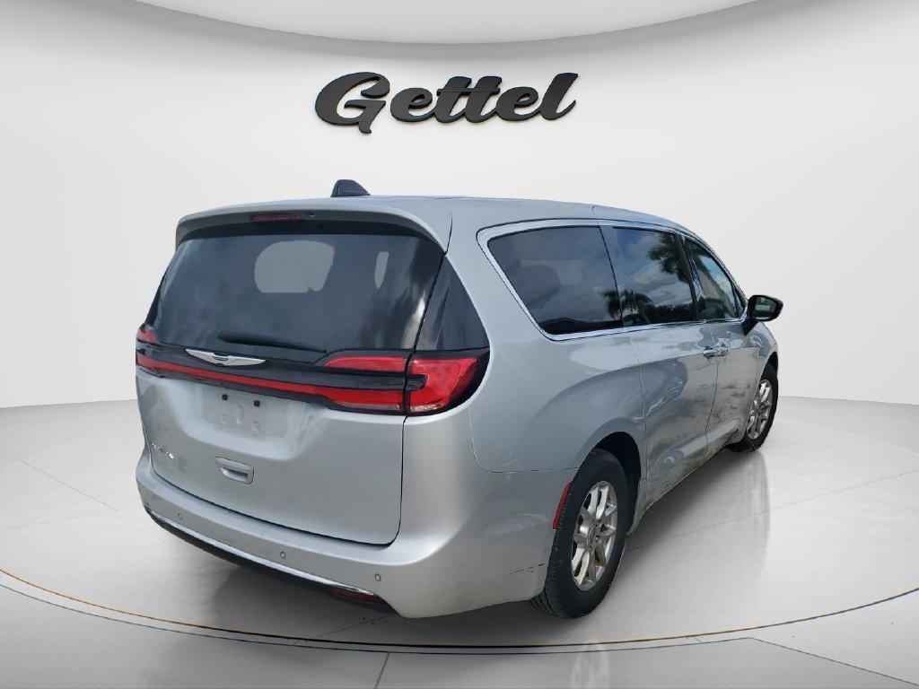Used 2024 Silver Chrysler Touring L image 4