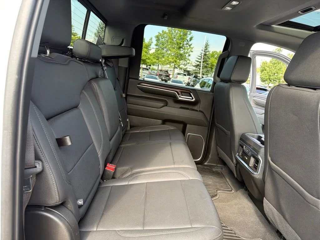 Used 2024 White GMC SLT image 23