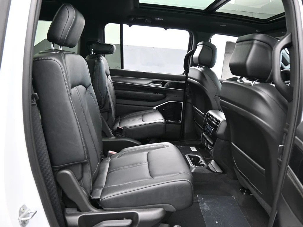 New 2026 Bright White Clear-Coat Exterior Paint Jeep Limited Reserve image 43
