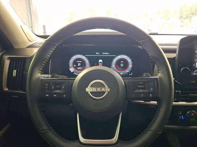 Used 2025 White Nissan Platinum image 25
