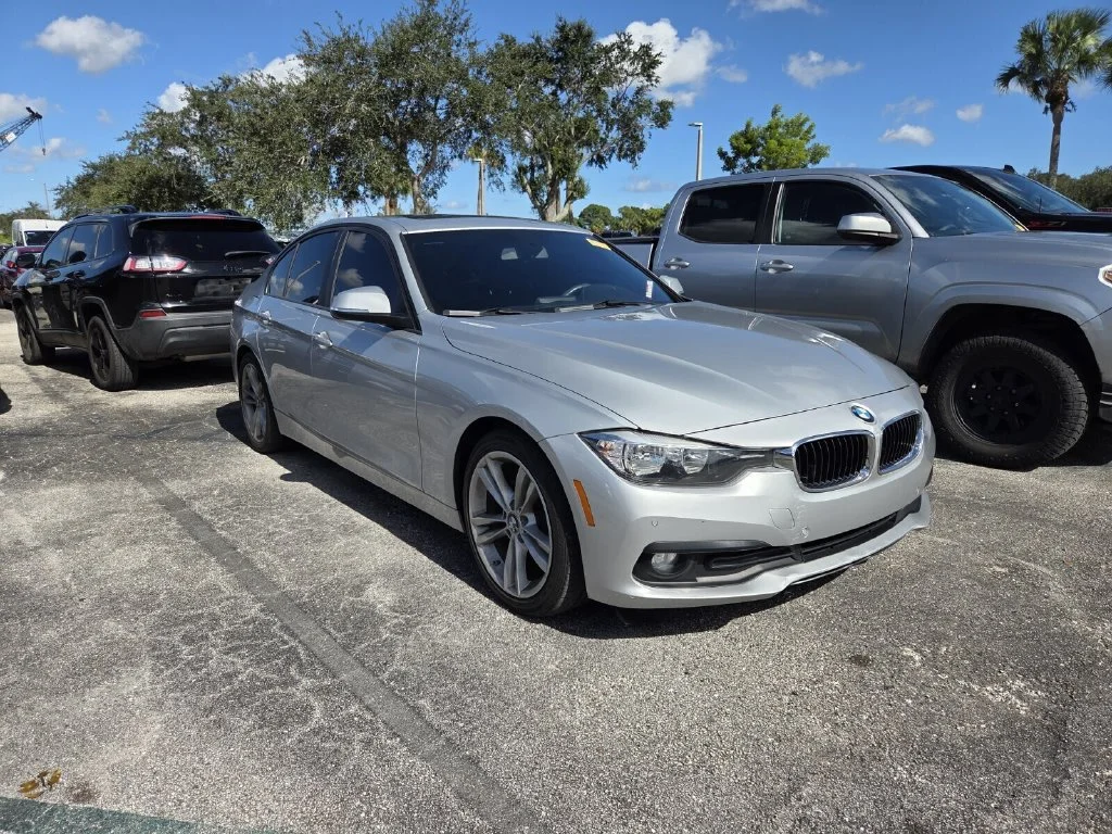 Used 2016 Glacier Silver Metallic BMW 320i image 2