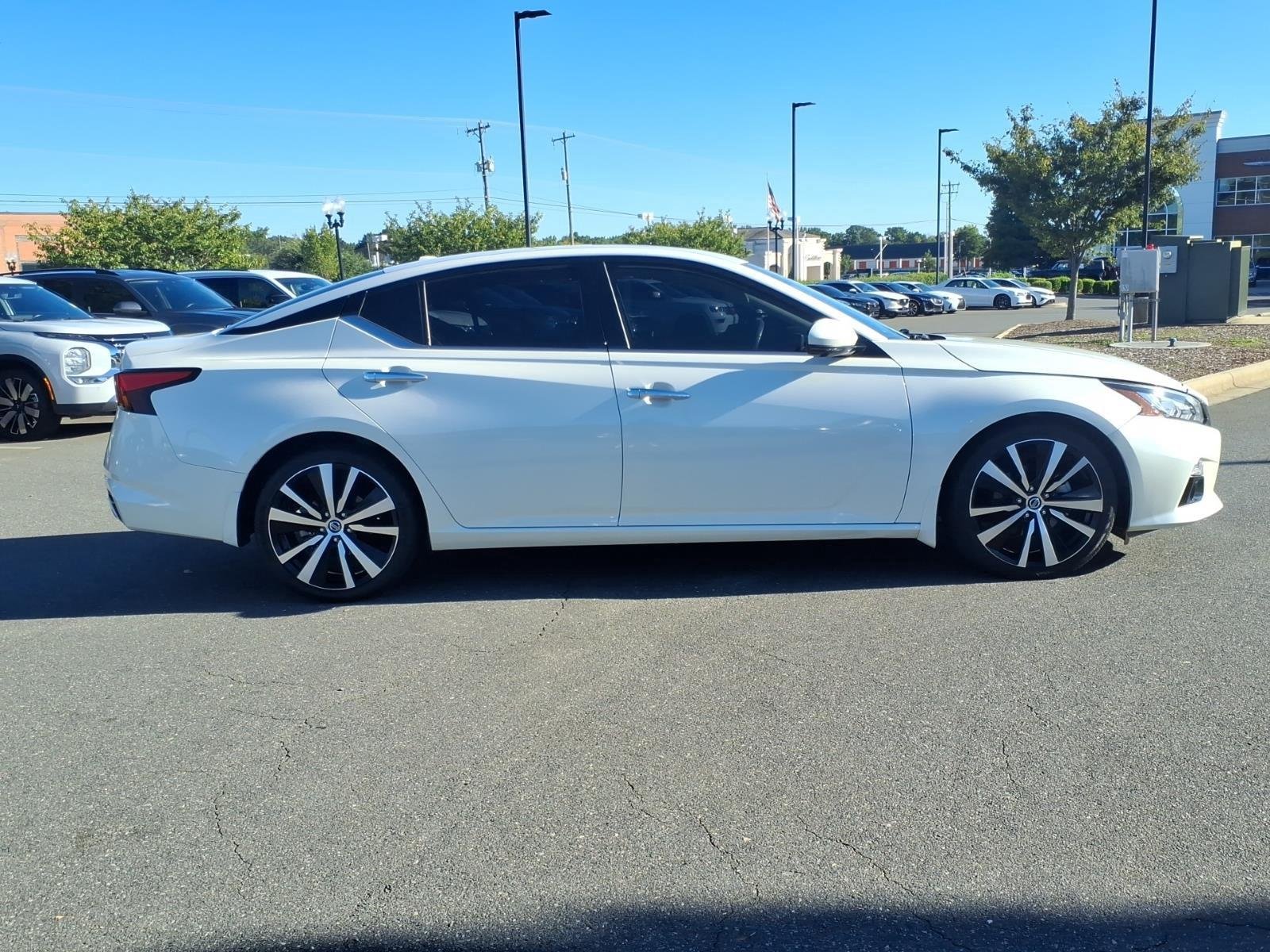 Used 2020 Pearl White Tricoat Nissan 2.0 Platinum image 11