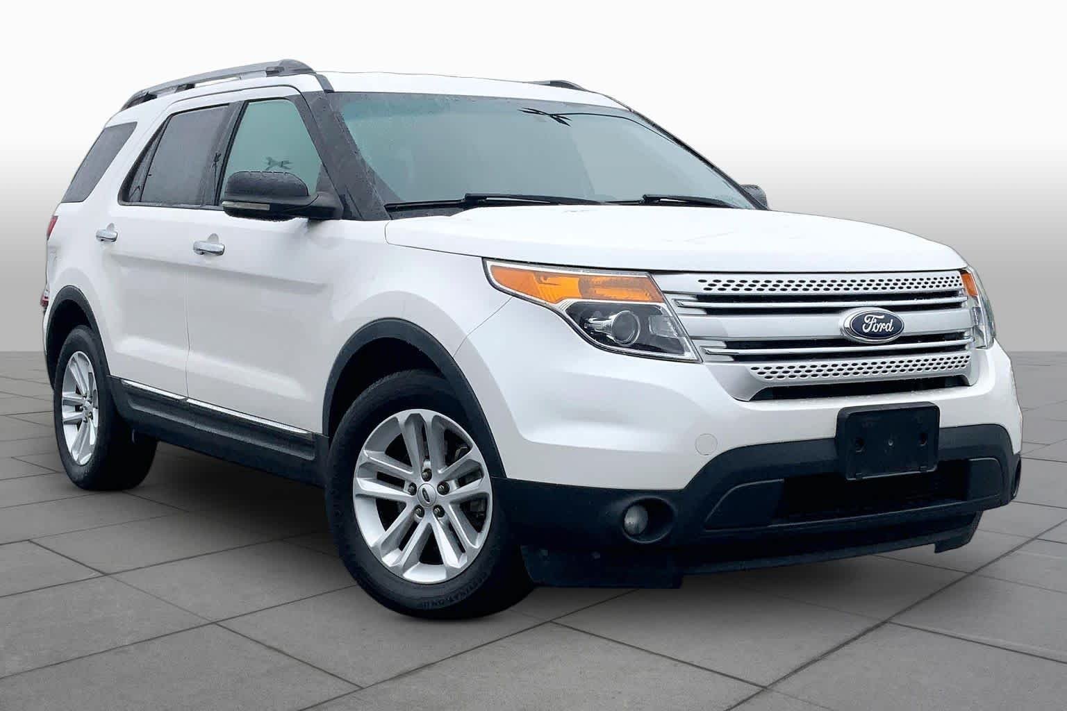 Used 2012 White Platinum Metallic Tri-coat Ford XLT image 2