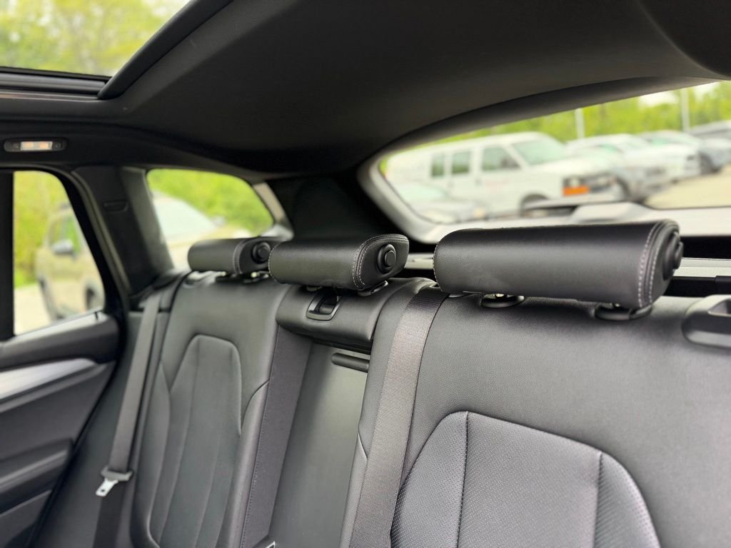 Used 2024 Gray BMW xDrive30i image 25