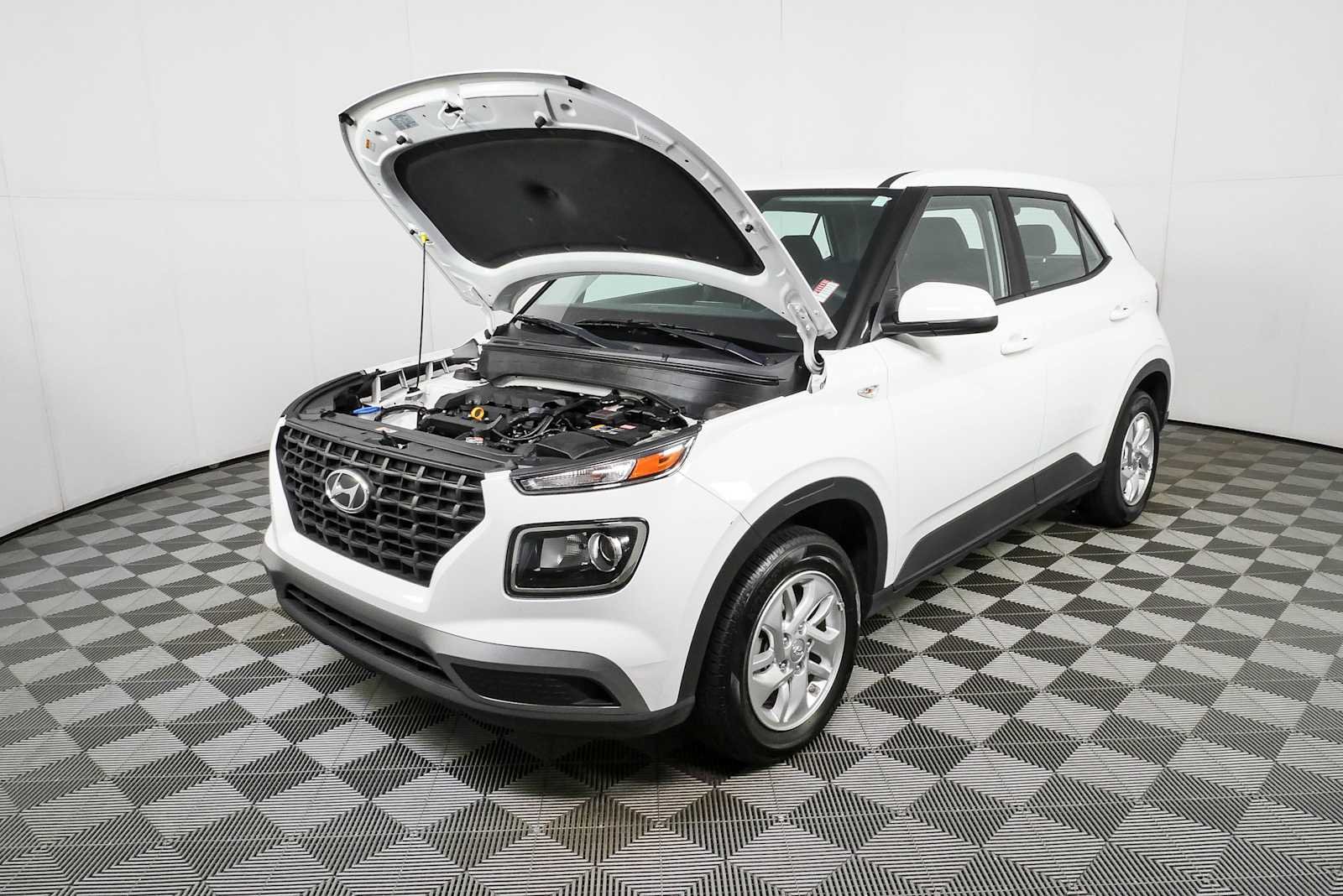 Used 2023 Lunar White Hyundai SE image 29
