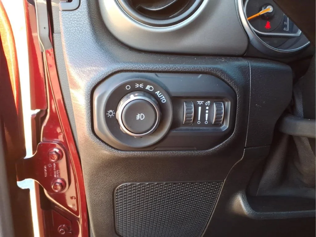 Used 2021 Red Jeep Sport S image 24