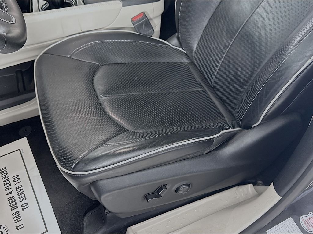 Used 2023 Granite Crystal Metallic Clearcoat Chrysler Limited image 24