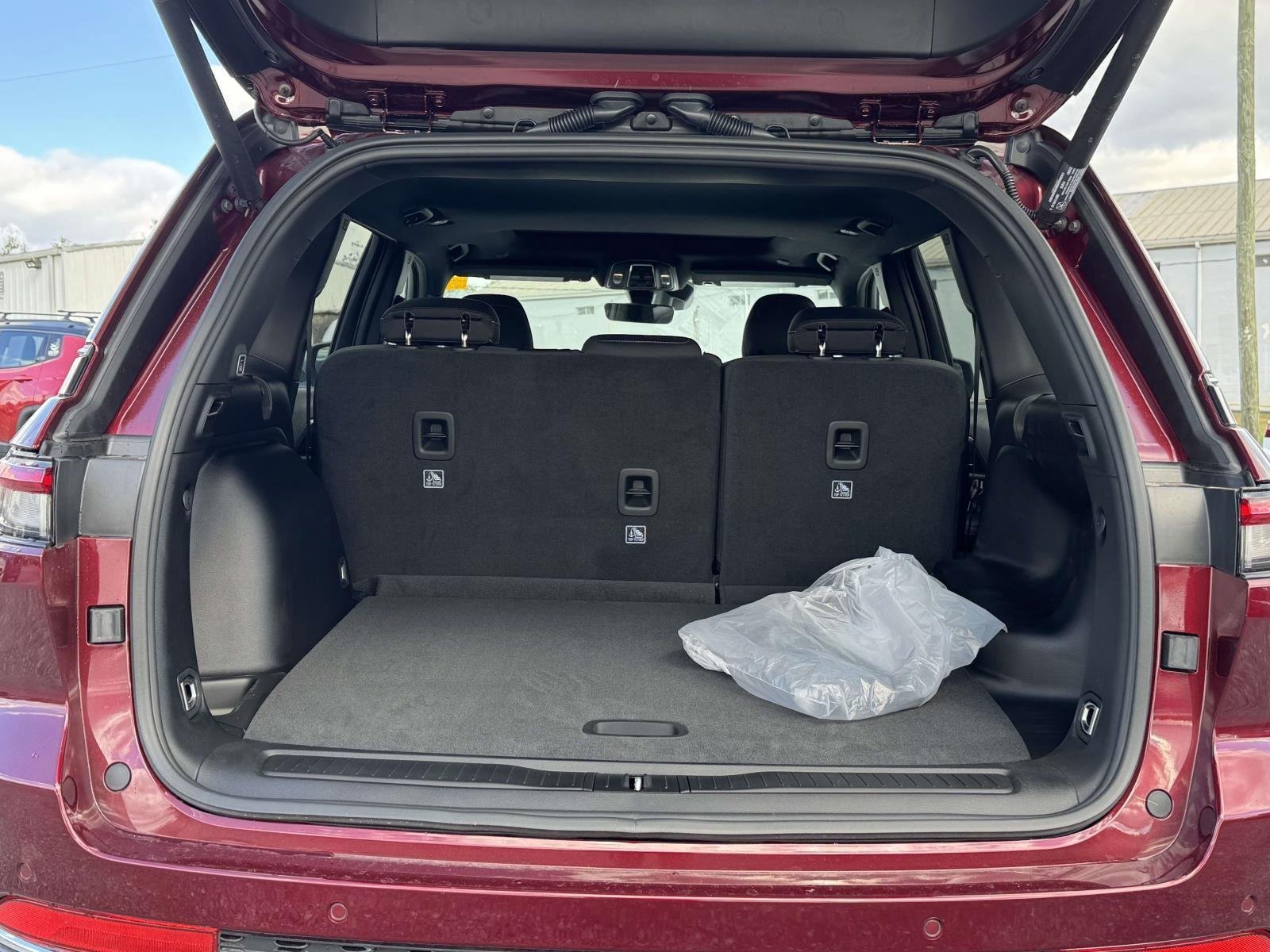 New 2025 Velvet Red Pearl-Coat Exterior Paint Jeep Laredo X image 16