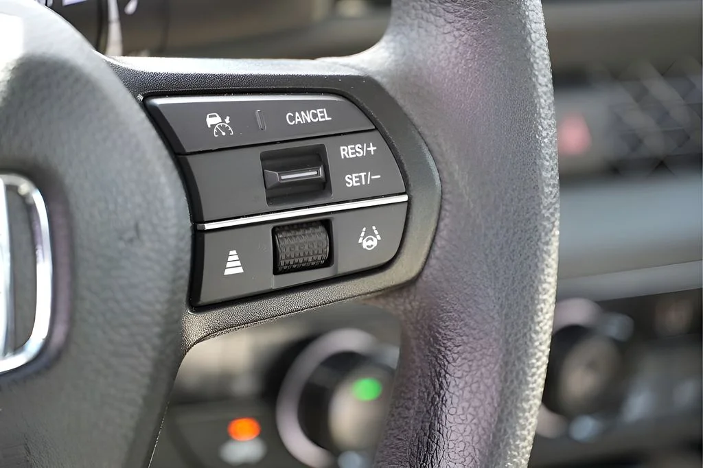 Used 2025 White Honda SE image 13