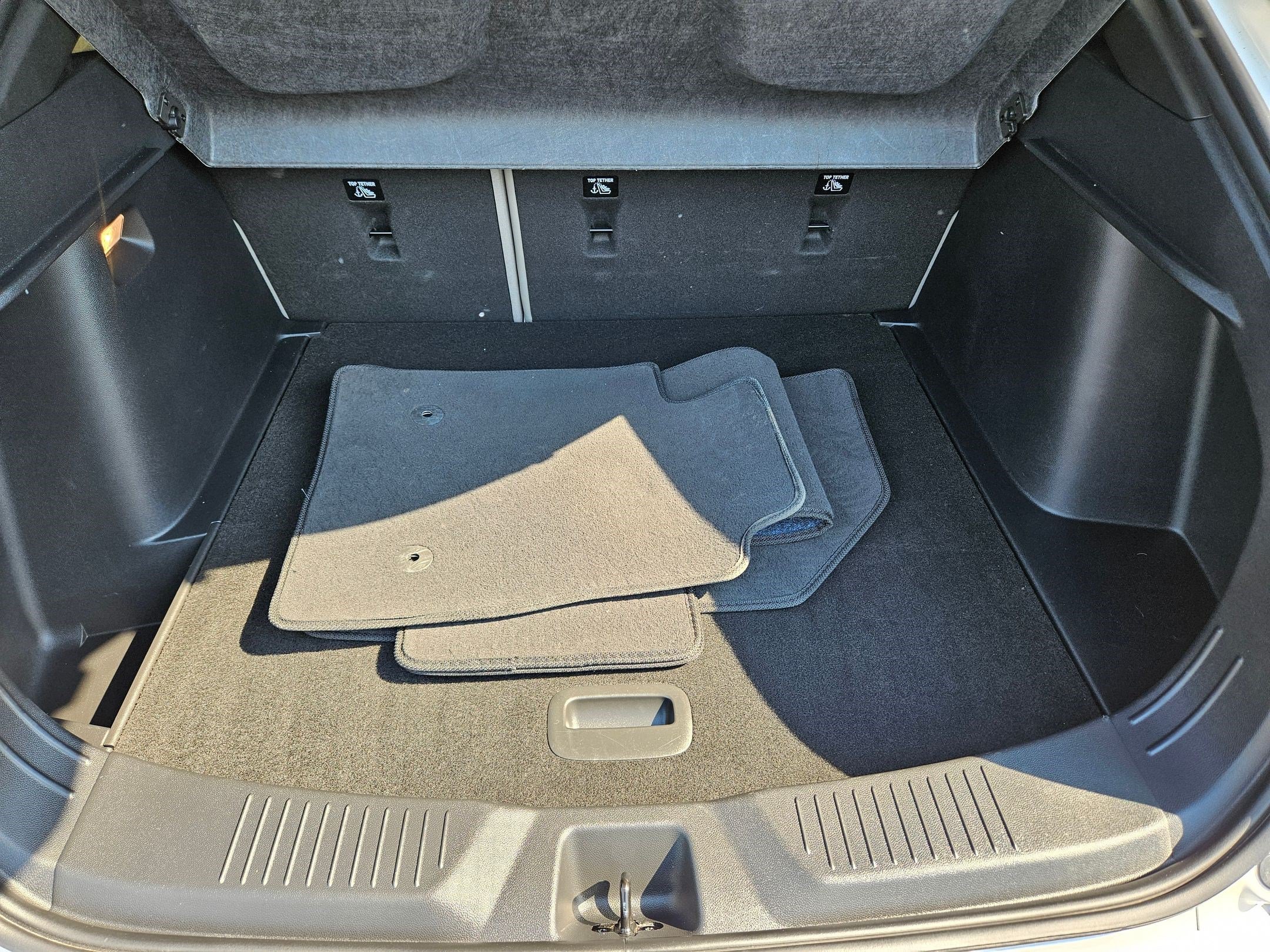Used 2025 White Frost Tricoat Buick Avenir image 31
