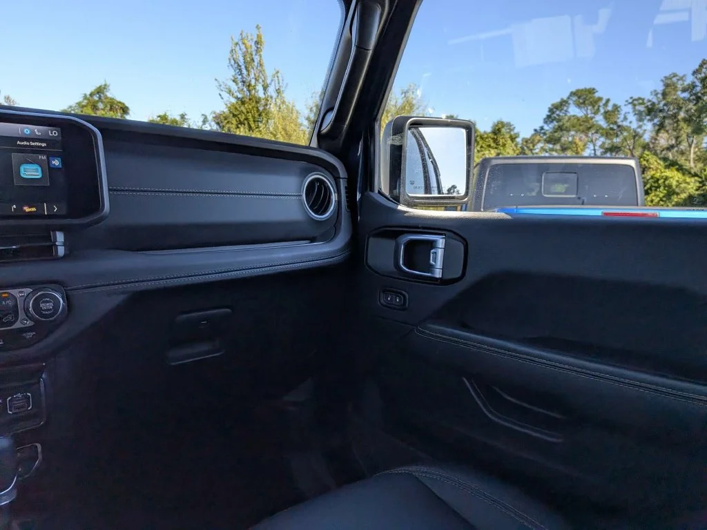 Used 2025 Blue Jeep Sahara image 13