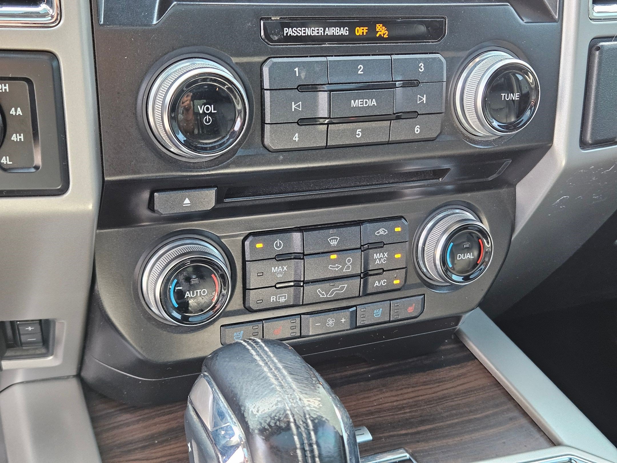 Used 2015 Magnetic Metallic Ford Lariat image 25