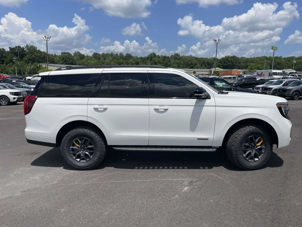 New 2025 Star White Metallic Tri-Coat Ford TREMOR® image 2