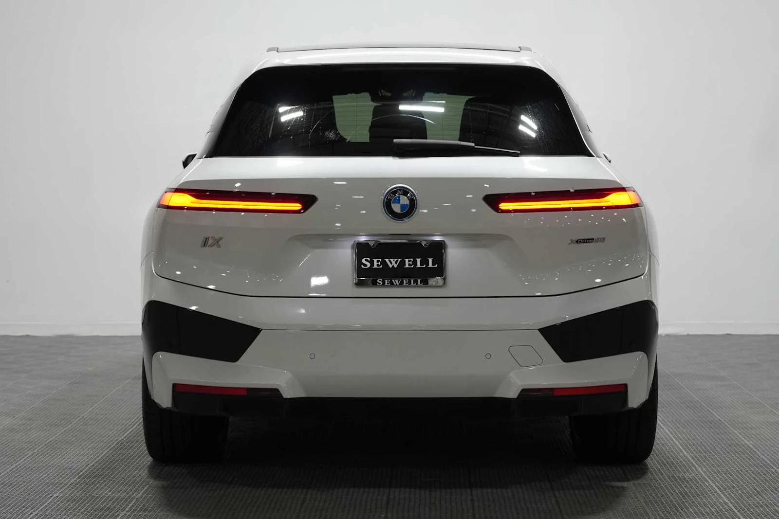 Certified Used 2024 Mineral White Metallic BMW xDrive50 image 5