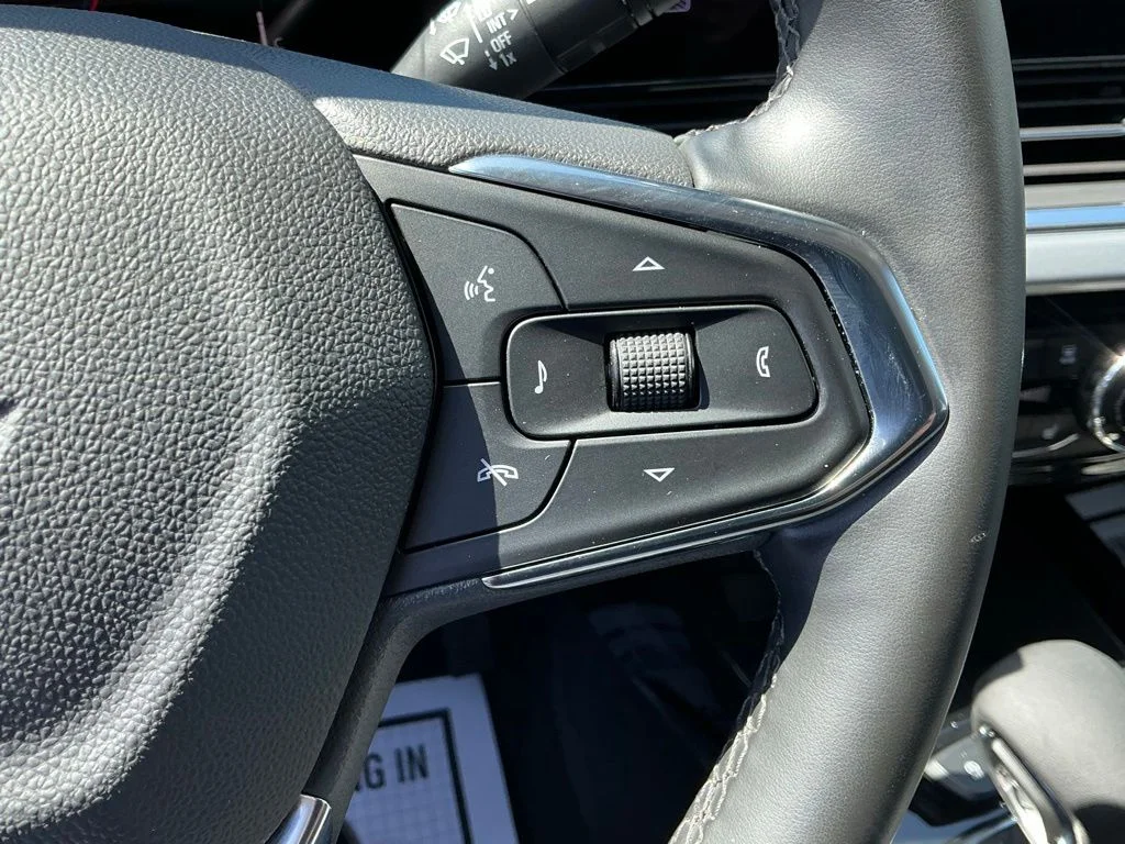 Used 2025 White Chevrolet LT image 27