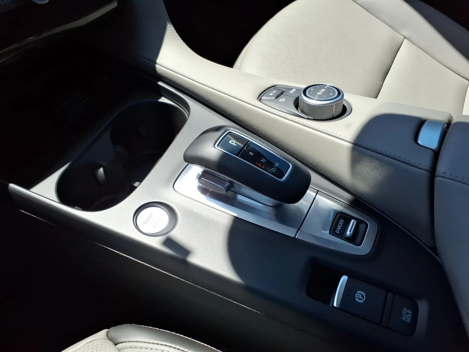 Certified Used 2025 White INFINITI LUXE image 19