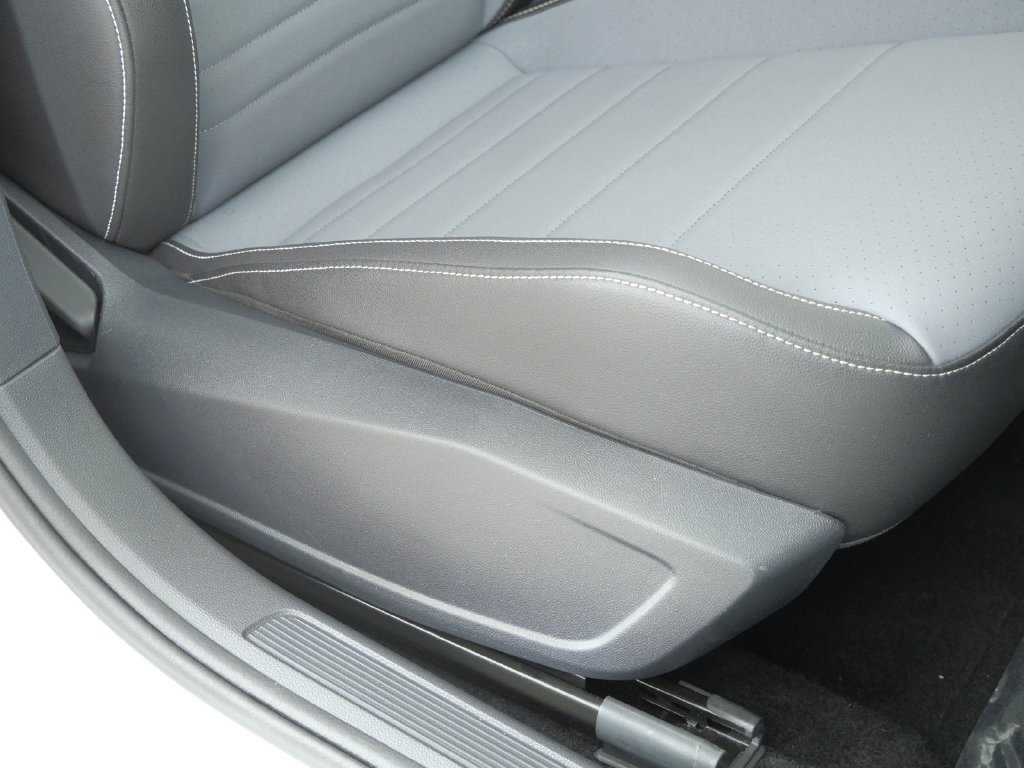 Used 2025 White Volkswagen 1.5T SE image 23