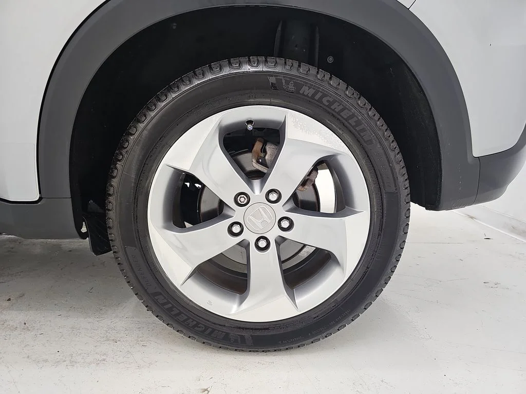 Used 2018 Silver Honda LX image 36
