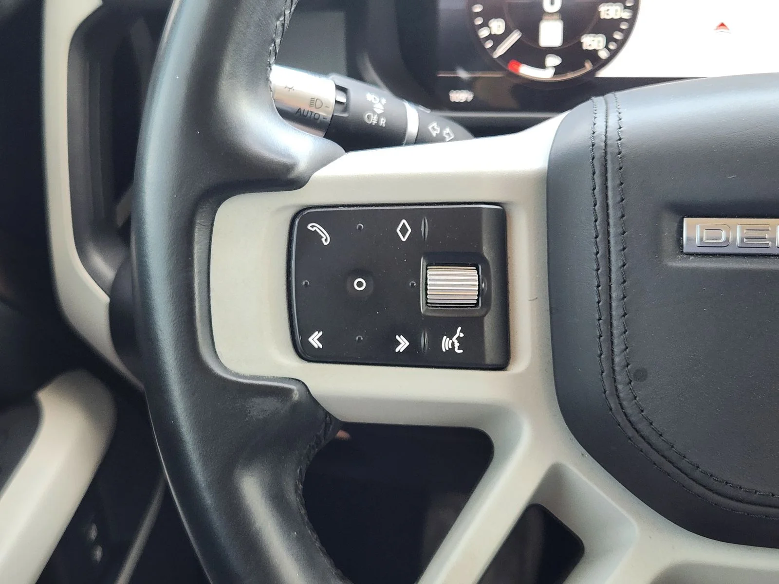 Used 2020 Green Land Rover HSE image 29