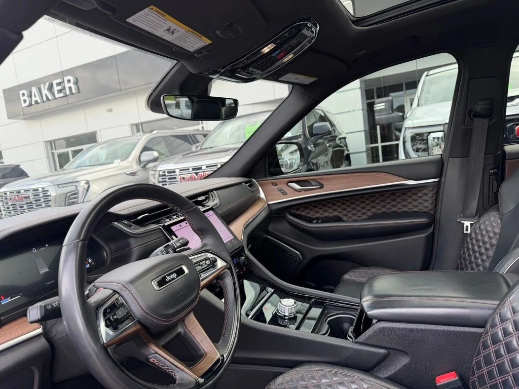 Used 2022 Velvet Jeep Summit image 10