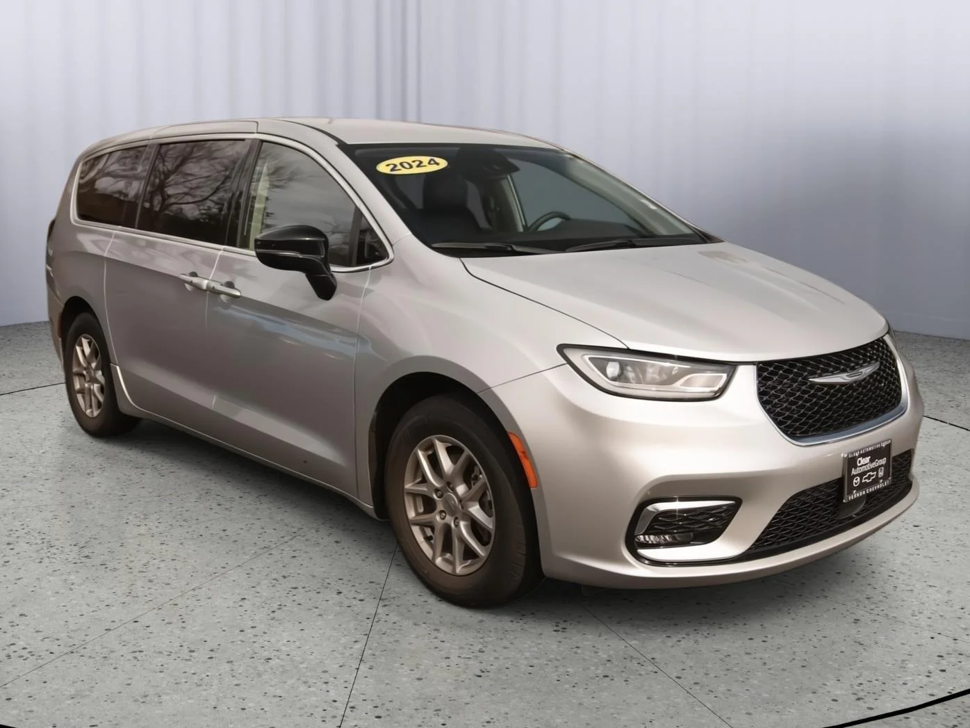 2024 Chrysler Pacifica Touring L's photo
