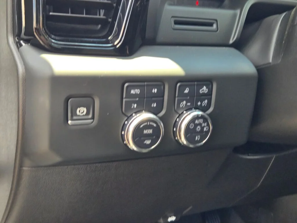Used 2024 White GMC AT4 image 28