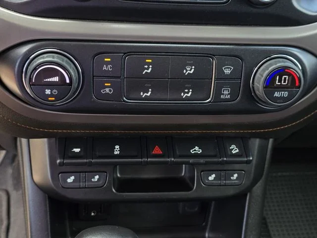 Used 2022 White GMC AT4 w/Cloth image 24