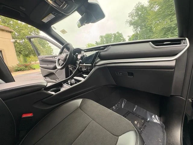 Used 2025 Diamond Black Jeep Altitude X image 18