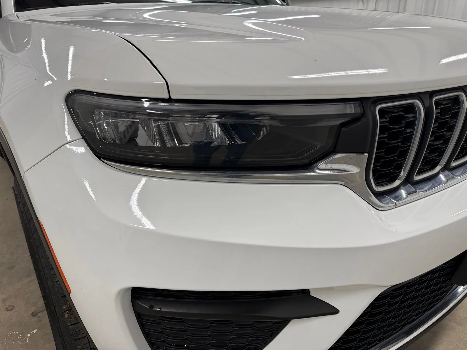 Used 2025 White Jeep Laredo image 3