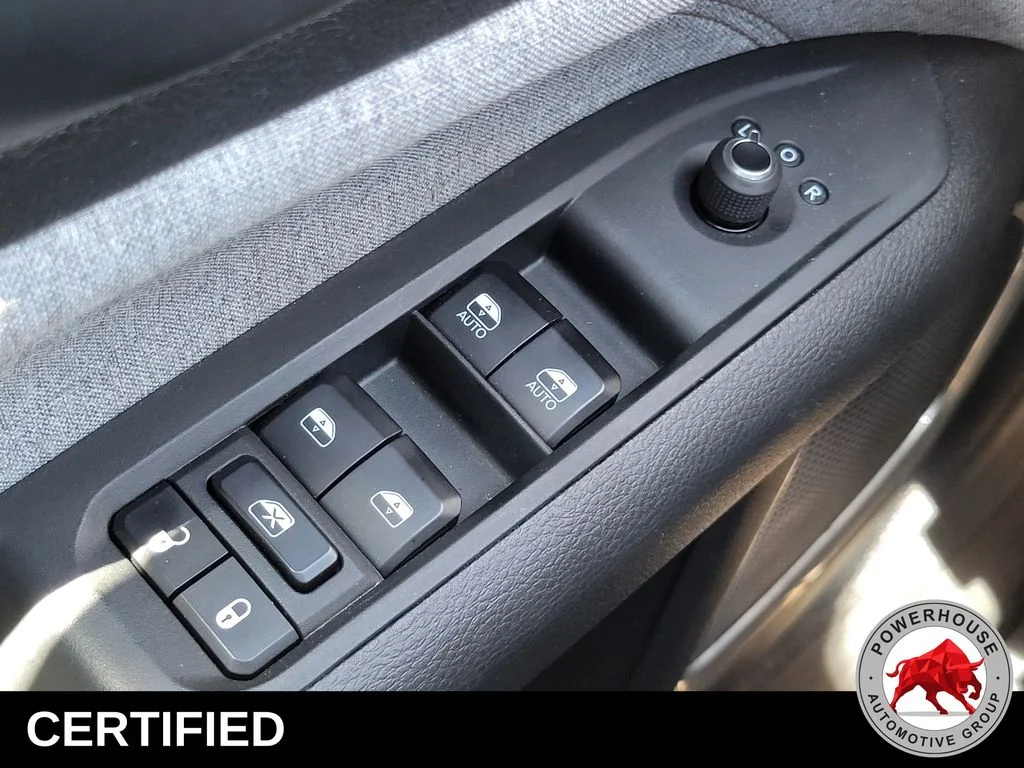 Used 2023 White Jeep Latitude Lux image 25