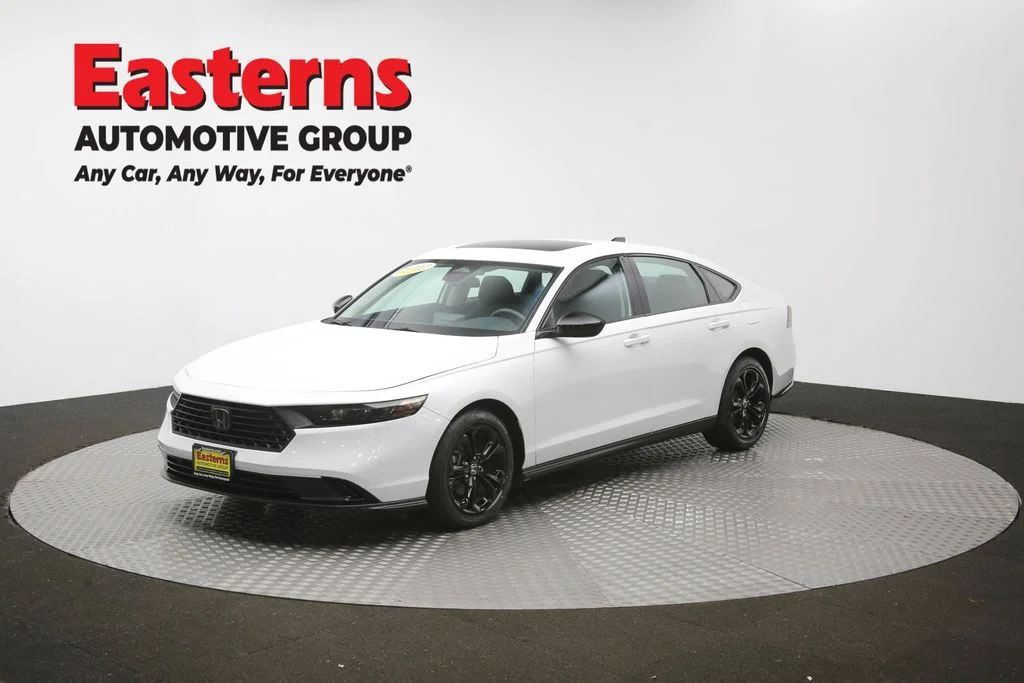 Used 2025 White Honda SE image 55